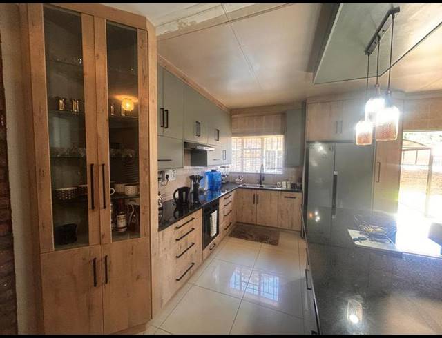 3 BEDROOM TOWNHOUSE FOR SALE IN MEYERVILLE